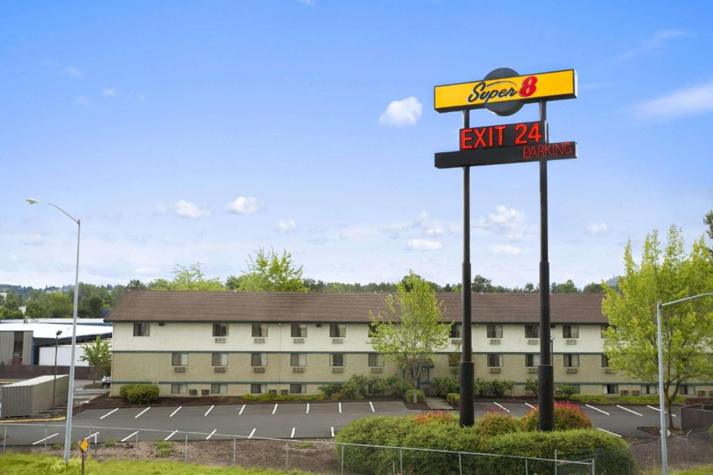 Super 8 by Wyndham Portland Airport Main image 1